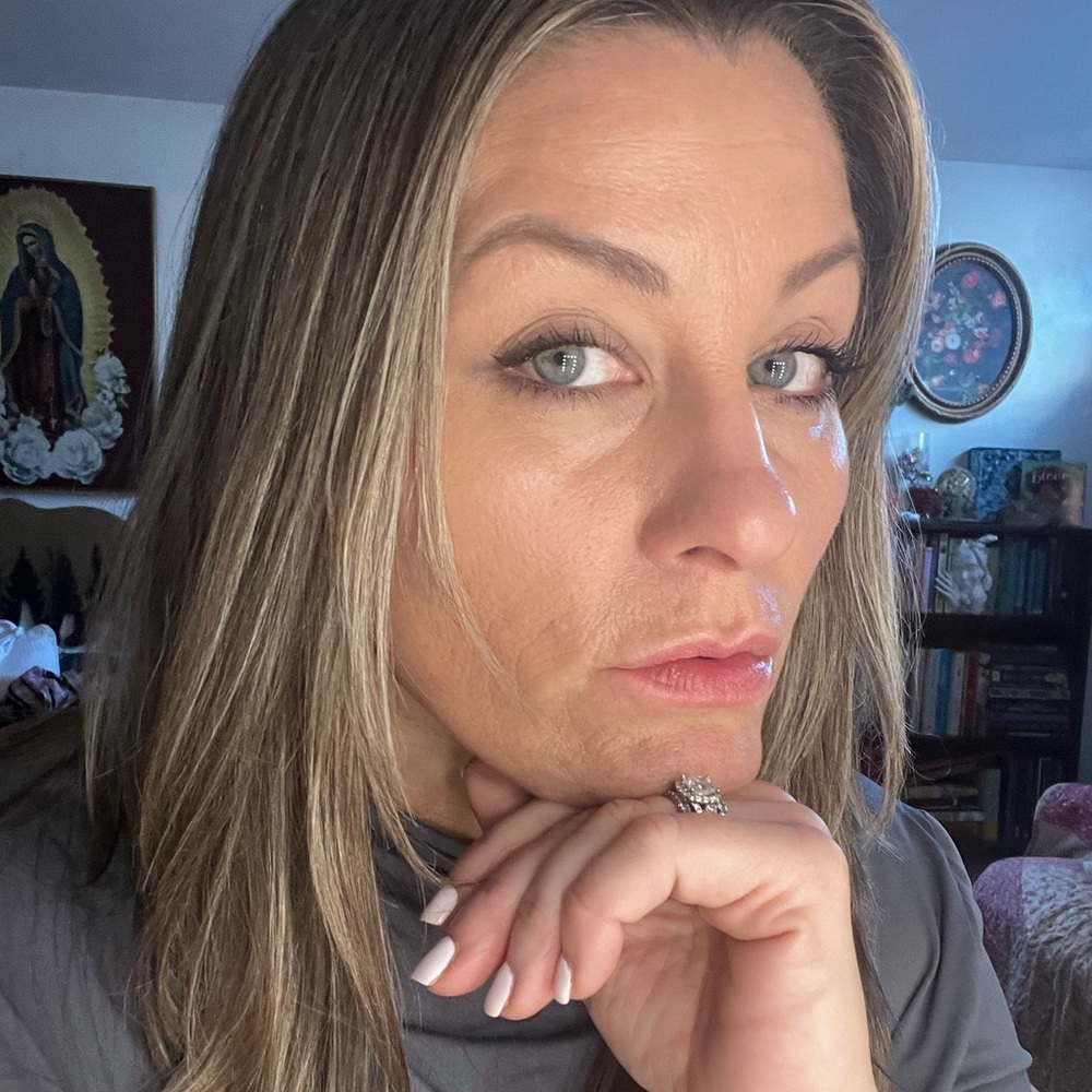 Meet your Posher, Dayna . 
Help me clean my closet and buy my NWT items  !!!!